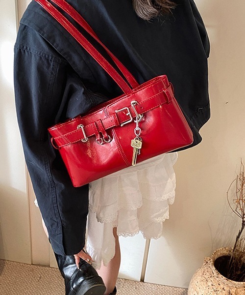 c.u.l（シーユーエル）の「鍵チャーム付き エナメル調 ショルダーバッグ cula1178（ショルダーバッグ・レディース・レッド/ピンク/シルバー/アイボリー/ブラック・FREE）」の9枚目の写真