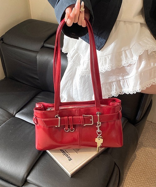 c.u.l（シーユーエル）の「鍵チャーム付き エナメル調 ショルダーバッグ cula1178（ショルダーバッグ・レディース・レッド/ピンク/シルバー/アイボリー/ブラック・FREE）」の10枚目の写真