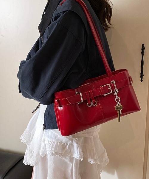 c.u.l（シーユーエル）の「鍵チャーム付き エナメル調 ショルダーバッグ cula1178（ショルダーバッグ・レディース・レッド/ピンク/シルバー/アイボリー/ブラック・FREE）」の11枚目の写真