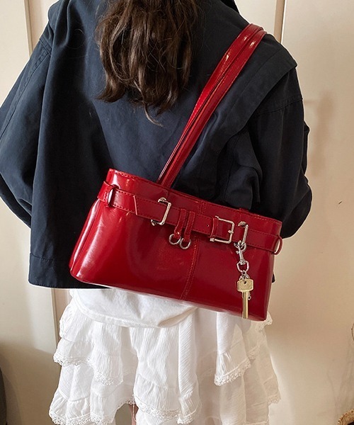 c.u.l（シーユーエル）の「鍵チャーム付き エナメル調 ショルダーバッグ cula1178（ショルダーバッグ・レディース・レッド/ピンク/シルバー/アイボリー/ブラック・FREE）」の12枚目の写真