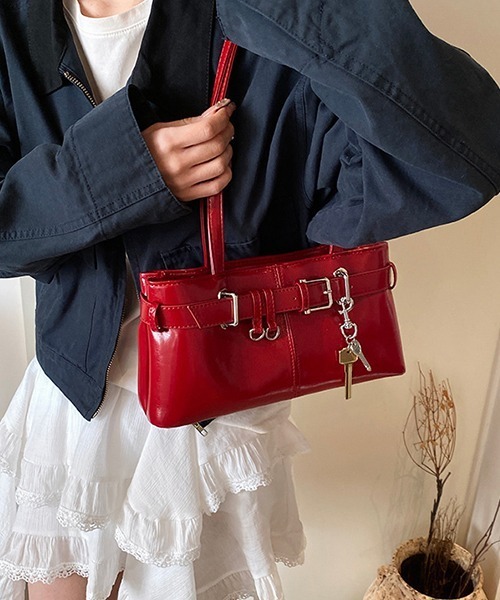 c.u.l（シーユーエル）の「鍵チャーム付き エナメル調 ショルダーバッグ cula1178（ショルダーバッグ・レディース・レッド/ピンク/シルバー/アイボリー/ブラック・FREE）」の14枚目の写真