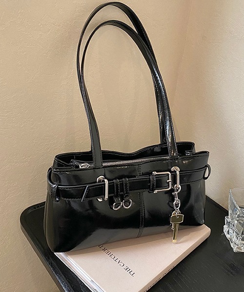 c.u.l（シーユーエル）の「鍵チャーム付き エナメル調 ショルダーバッグ cula1178（ショルダーバッグ・レディース・レッド/ピンク/シルバー/アイボリー/ブラック・FREE）」の16枚目の写真