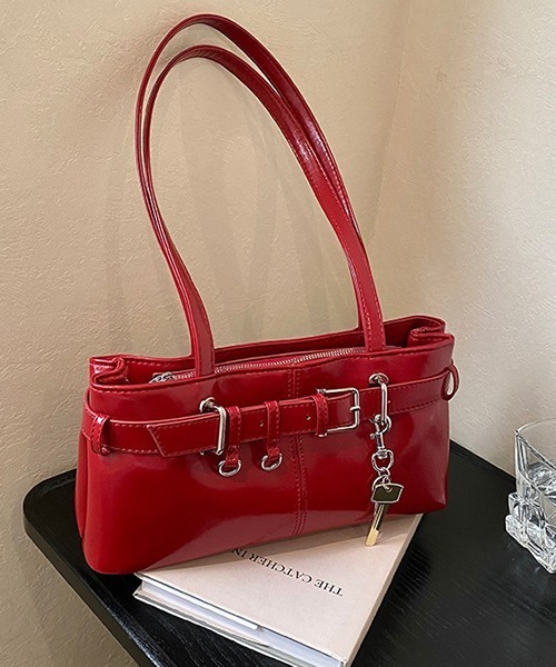 c.u.l（シーユーエル）の「鍵チャーム付き エナメル調 ショルダーバッグ cula1178（ショルダーバッグ・レディース・レッド/ピンク/シルバー/アイボリー/ブラック・FREE）」の19枚目の写真