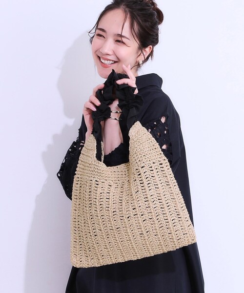 SHOO・LA・RUE(シューラルー)の「ペーパーフリルトートバッグ(トートバッグ・レディース・ブラック/イエロー/ネイビー・00)」の2枚目の写真