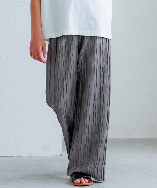 coca（coca）（コカ）の「キッズ 親子お揃いシャイニーウェーブプリーツパンツ（その他パンツ・キッズ・ブラウン/チャコール/グレイッシュベージュ/ネイビー・120/150/140/130）」の2枚目の写真