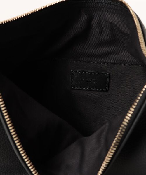 A.P.C.(アーペーセー)の「SAC VERA(ショルダーバッグ・レディース・ブラウン/ブラック・ONESIZE)」の4枚目の写真