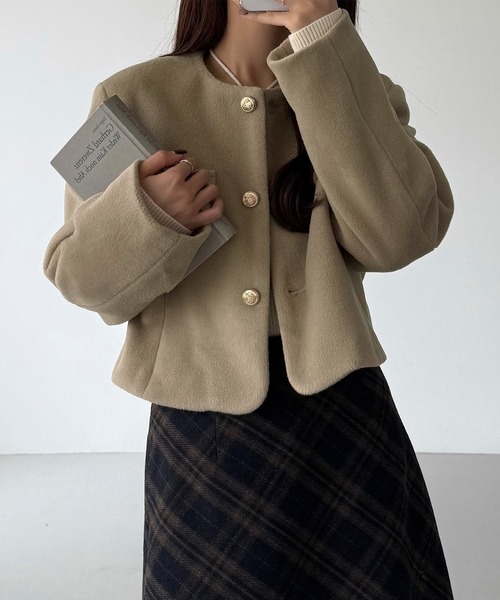 美品★ADORE｜デザインポケット ウール ノーカラージャケット ウールライクゴールドボタンノーカラージャケット（ノーカラー