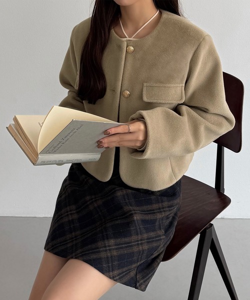 美品★ADORE｜デザインポケット ウール ノーカラージャケット ウールライクゴールドボタンノーカラージャケット（ノーカラー