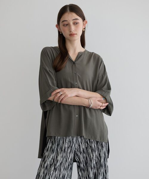 Editt by YECCA VECCA（エディットバイイェッカヴェッカ）の「ギャザーデザイン配色シャツ（シャツ/ブラウス・レディース・カーキ/サックスブルー/ネイビー・FREE）」の2枚目の写真