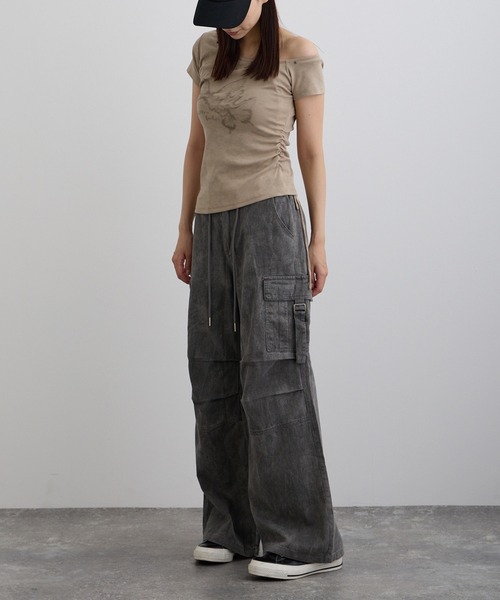 VQ（ブイキュー）の「Washed Flared Cargo Pants / ウォッシュ加工カーゴパンツ（カーゴパンツ・レディース・ライトグレー/ダークグレー/ベージュ・SMALL/MEDIUM）」の6枚目の写真