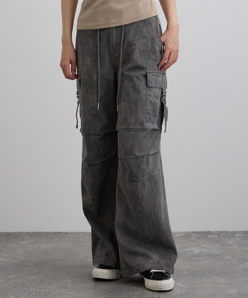 VQ（ブイキュー）の「Washed Flared Cargo Pants / ウォッシュ加工カーゴパンツ（カーゴパンツ・レディース・ライトグレー/ダークグレー/ベージュ・SMALL/MEDIUM）」の4枚目の写真