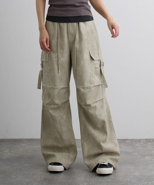 VQ（ブイキュー）の「Washed Flared Cargo Pants / ウォッシュ加工カーゴパンツ（カーゴパンツ・レディース・ライトグレー/ダークグレー/ベージュ・SMALL/MEDIUM）」の11枚目の写真