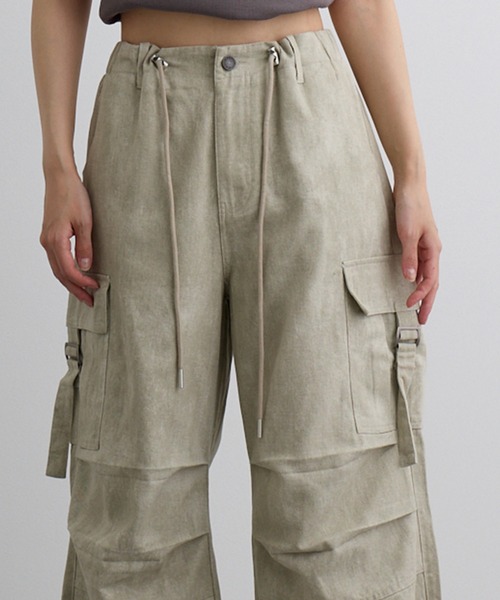 VQ（ブイキュー）の「Washed Flared Cargo Pants / ウォッシュ加工カーゴパンツ（カーゴパンツ・レディース・ライトグレー/ダークグレー/ベージュ・SMALL/MEDIUM）」の15枚目の写真