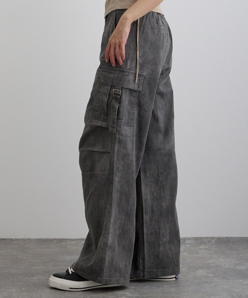 VQ（ブイキュー）の「Washed Flared Cargo Pants / ウォッシュ加工カーゴパンツ（カーゴパンツ・レディース・ライトグレー/ダークグレー/ベージュ・SMALL/MEDIUM）」の9枚目の写真