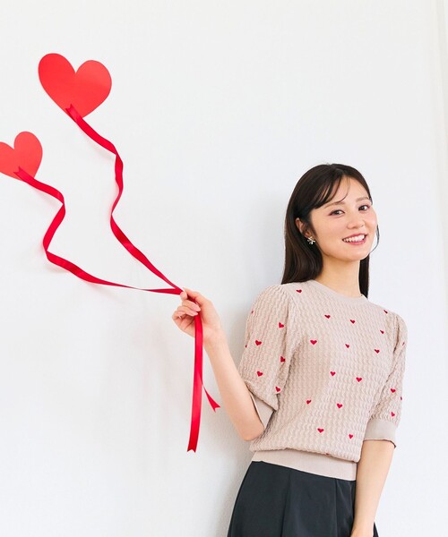 Feroux(フェルゥ)の「【洗える】ハーフスリーブ ハート刺繍 ニット(ニット/セーター・レディース・パープル系/ライトイエロー系/ピンク系・F)」の3枚目の写真
