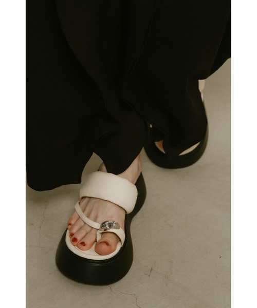 Knuth Marf（クヌースマーフ）の「Knuth Marf metal  motif thong sandals（サンダル・レディース・ブラック/オフホワイト・23/25/24）」の17枚目の写真