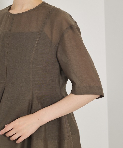 qualite（カリテ）の「【上品な透け感】カーヴィングブラウス/シアーシャツ/シアーブラウス/夏服/オフィスカジュアル（シャツ/ブラウス・レディース・オフホワイト/ブルー/カーキ・フリー）」の4枚目の写真