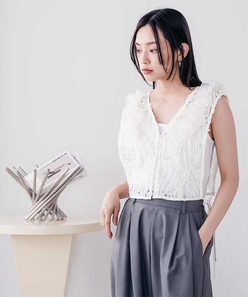 mili an deni(ミリアンデニ)の「コードレースショートベスト(ベスト・レディース・オフホワイト/ブラック・M)」の4枚目の写真