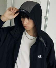 UMBRO（アンブロ）の「TECH NYLON HOODIE/テックナイロンフーディー/UMBRO別注(限定展開)（ナイロンジャケット・メンズ）」