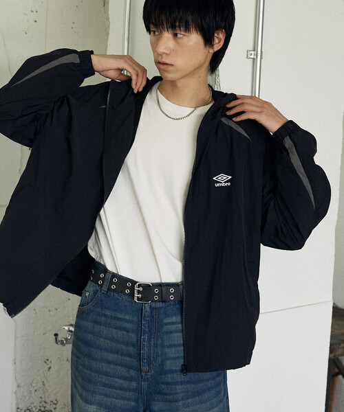 UMBRO（アンブロ）の「TECH NYLON HOODIE/テックナイロンフーディー/UMBRO別注(限定展開)（ナイロンジャケット・メンズ・ブラック/グレー・MEDIUM/LARGE）」の6枚目の写真