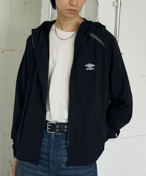 UMBRO（アンブロ）の「TECH NYLON HOODIE/テックナイロンフーディー/UMBRO別注(限定展開)（ナイロンジャケット・メンズ・ブラック/グレー・MEDIUM/LARGE）」の5枚目の写真