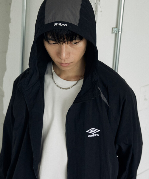 UMBRO（アンブロ）の「TECH NYLON HOODIE/テックナイロンフーディー/UMBRO別注(限定展開)（ナイロンジャケット・メンズ・ブラック/グレー・MEDIUM/LARGE）」の4枚目の写真