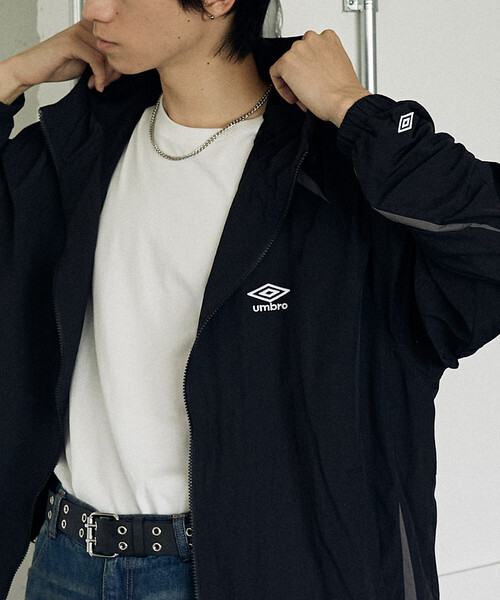 UMBRO（アンブロ）の「TECH NYLON HOODIE/テックナイロンフーディー/UMBRO別注(限定展開)（ナイロンジャケット・メンズ・ブラック/グレー・MEDIUM/LARGE）」の3枚目の写真