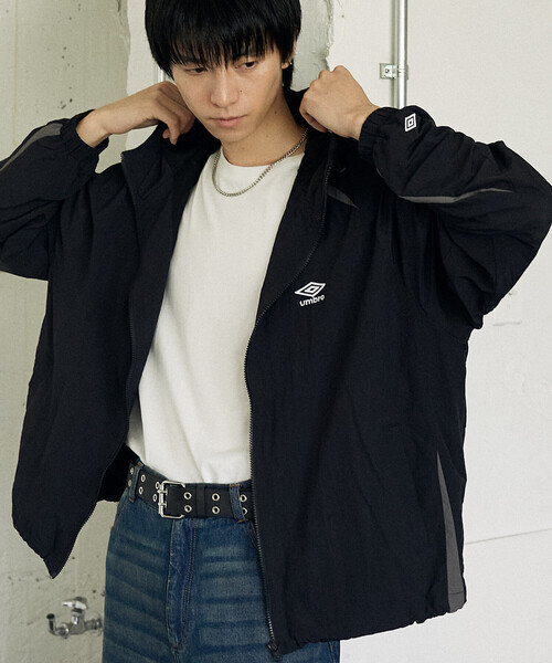 UMBRO（アンブロ）の「TECH NYLON HOODIE/テックナイロンフーディー/UMBRO別注(限定展開)（ナイロンジャケット・メンズ・ブラック/グレー・MEDIUM/LARGE）」の19枚目の写真