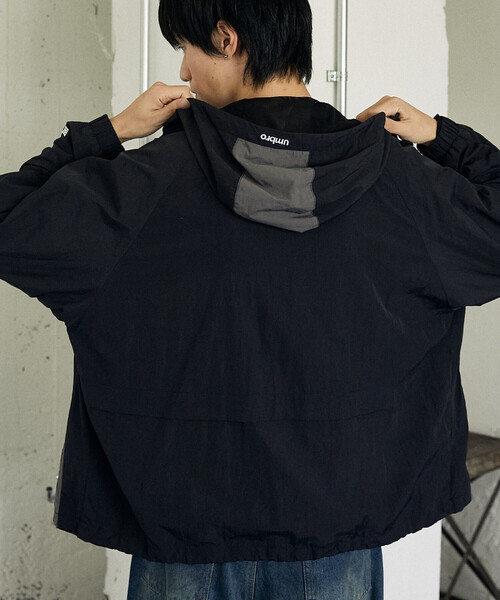 UMBRO（アンブロ）の「TECH NYLON HOODIE/テックナイロンフーディー/UMBRO別注(限定展開)（ナイロンジャケット・メンズ・ブラック/グレー・MEDIUM/LARGE）」の18枚目の写真