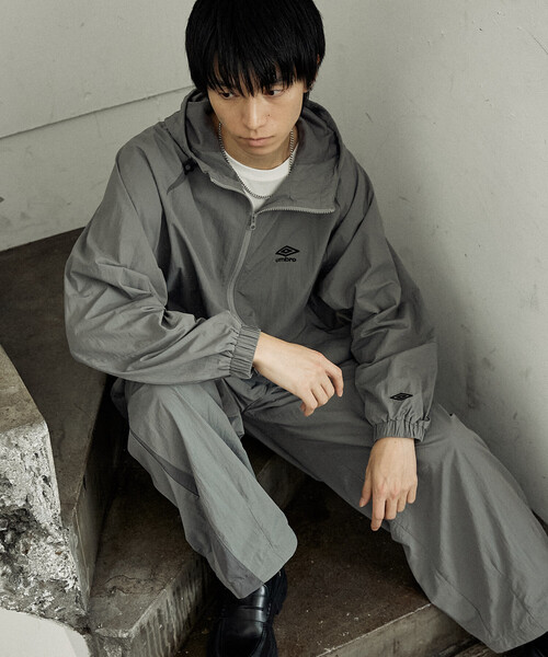 UMBRO（アンブロ）の「TECH NYLON HOODIE/テックナイロンフーディー/UMBRO別注(限定展開)（ナイロンジャケット・メンズ・ブラック/グレー・MEDIUM/LARGE）」の16枚目の写真