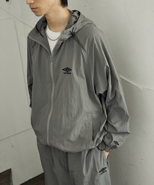 UMBRO（アンブロ）の「TECH NYLON HOODIE/テックナイロンフーディー/UMBRO別注(限定展開)（ナイロンジャケット・メンズ・ブラック/グレー・MEDIUM/LARGE）」の15枚目の写真