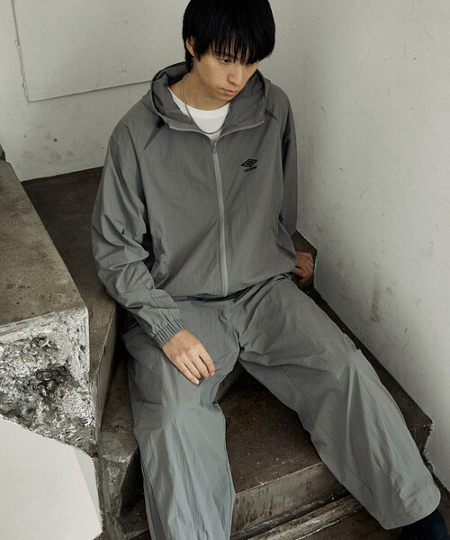 UMBRO（アンブロ）の「TECH NYLON HOODIE/テックナイロンフーディー/UMBRO別注(限定展開)（ナイロンジャケット・メンズ・ブラック/グレー・MEDIUM/LARGE）」の13枚目の写真