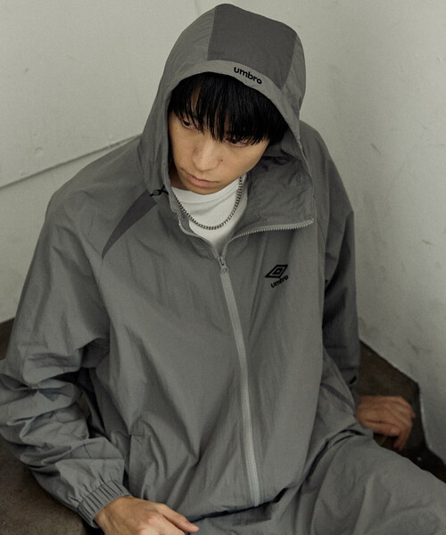 UMBRO（アンブロ）の「TECH NYLON HOODIE/テックナイロンフーディー/UMBRO別注(限定展開)（ナイロンジャケット・メンズ・ブラック/グレー・MEDIUM/LARGE）」の12枚目の写真