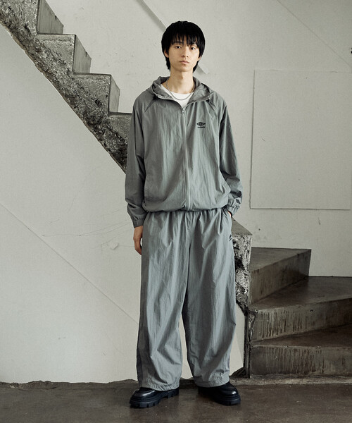 UMBRO（アンブロ）の「TECH NYLON HOODIE/テックナイロンフーディー/UMBRO別注(限定展開)（ナイロンジャケット・メンズ・ブラック/グレー・MEDIUM/LARGE）」の8枚目の写真