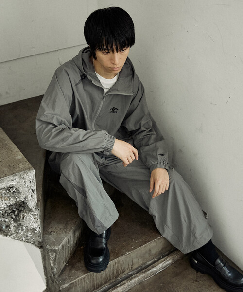 UMBRO（アンブロ）の「TECH NYLON HOODIE/テックナイロンフーディー/UMBRO別注(限定展開)（ナイロンジャケット・メンズ・ブラック/グレー・MEDIUM/LARGE）」の7枚目の写真