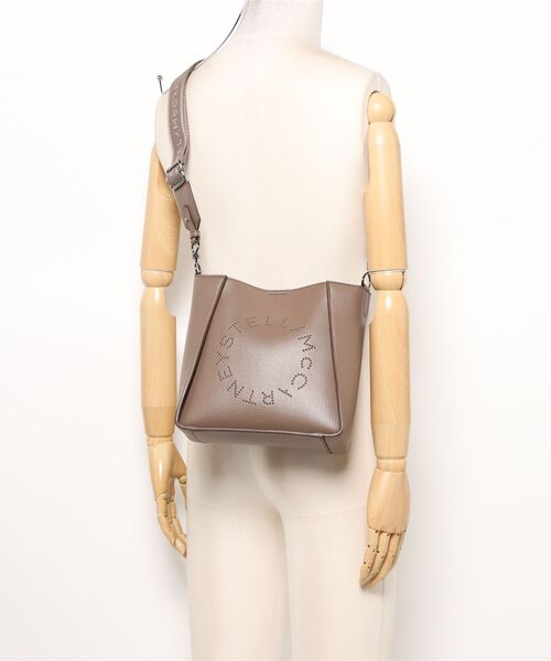 STELLA McCARTNEY（ステラマッカートニー）の「Stella Logo Shoulder Bag / ステラ ロゴ ショルダー バッグ（ショルダーバッグ・レディース・アッシュブラウン・ONE SIZE）」の5枚目の写真