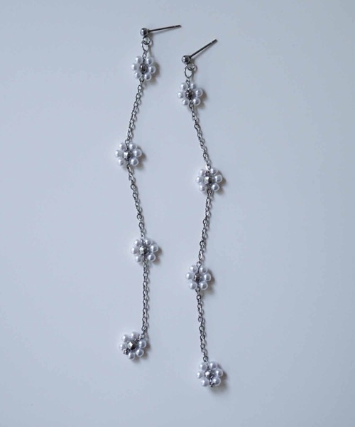 CERCA（チェルカ）の「saran jewelry /4つのお花 スーパーロング チェーン ピアス（ピアス（両耳用）・レディース・ホワイト×シルバー/ホワイト×ゴールド・FREE）」の2枚目の写真