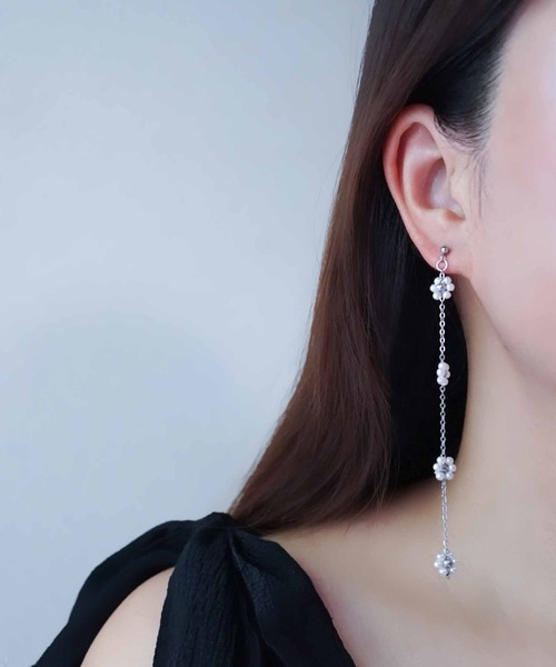 CERCA（チェルカ）の「saran jewelry /4つのお花 スーパーロング チェーン ピアス（ピアス（両耳用）・レディース・ホワイト×シルバー/ホワイト×ゴールド・FREE）」の4枚目の写真