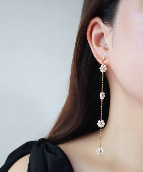CERCA（チェルカ）の「saran jewelry /4つのお花 スーパーロング チェーン ピアス（ピアス（両耳用）・レディース・ホワイト×シルバー/ホワイト×ゴールド・FREE）」の5枚目の写真