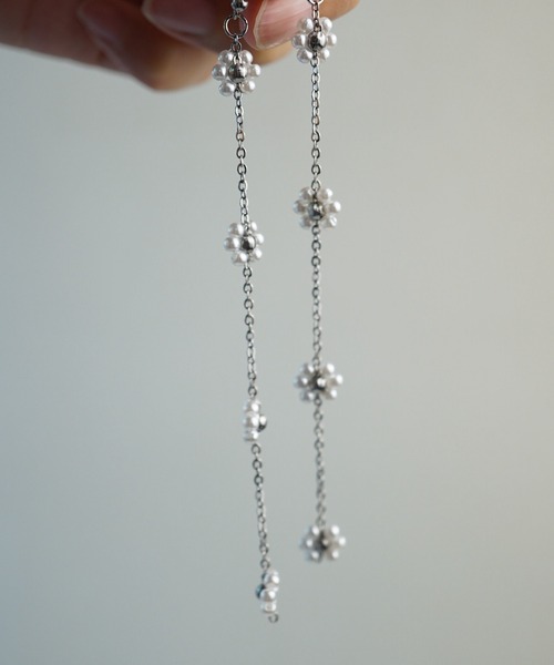 CERCA（チェルカ）の「saran jewelry /4つのお花 スーパーロング チェーン ピアス（ピアス（両耳用）・レディース・ホワイト×シルバー/ホワイト×ゴールド・FREE）」の6枚目の写真