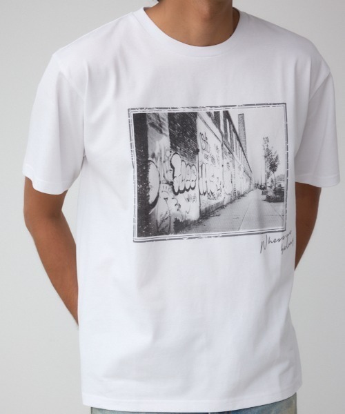 AZUL by moussy(アズールバイマウジー)の「モノクロームストリートTシャツ(Tシャツ/カットソー・メンズ・ホワイト系その他/ホワイト/ブラック/ブラック系その他・MEDIUM/LARGE)」の3枚目の写真