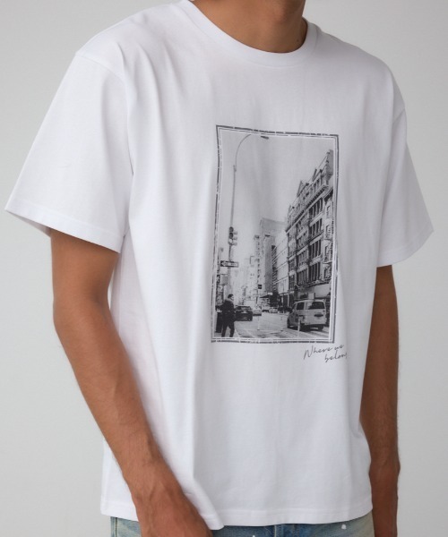 AZUL by moussy(アズールバイマウジー)の「モノクロームストリートTシャツ(Tシャツ/カットソー・メンズ・ホワイト系その他/ホワイト/ブラック/ブラック系その他・MEDIUM/LARGE)」の2枚目の写真