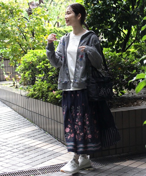 SUPER HAKKA（スーパーハッカ）の「タイニーフラワーワルツ刺繍裏毛フーディ（パーカー・レディース・杢グレー/ピンク・FREE）」の6枚目の写真