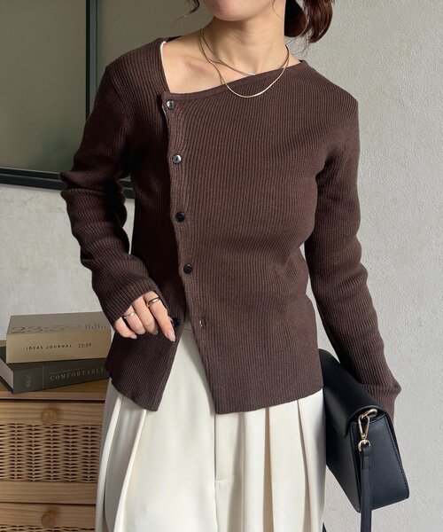 Thevon（ゼボン）の「アシメネックボタンリブニット（ニット/セーター・レディース・チャコールグレー/ブラック/アイボリー/ピンク/ブラウン・FREE）」の4枚目の写真