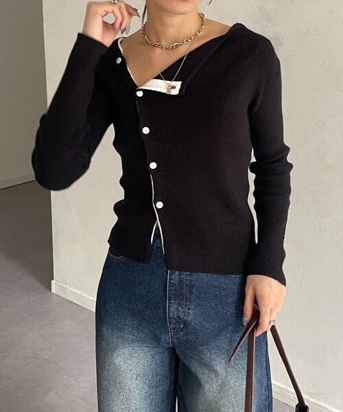 Thevon（ゼボン）の「アシメネックボタンリブニット（ニット/セーター・レディース・チャコールグレー/ブラック/アイボリー/ピンク/ブラウン・FREE）」の3枚目の写真