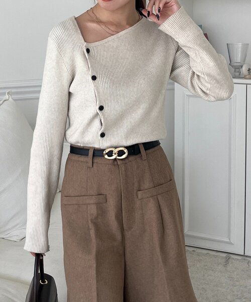 Thevon（ゼボン）の「アシメネックボタンリブニット（ニット/セーター・レディース・チャコールグレー/ブラック/アイボリー/ピンク/ブラウン・FREE）」の6枚目の写真