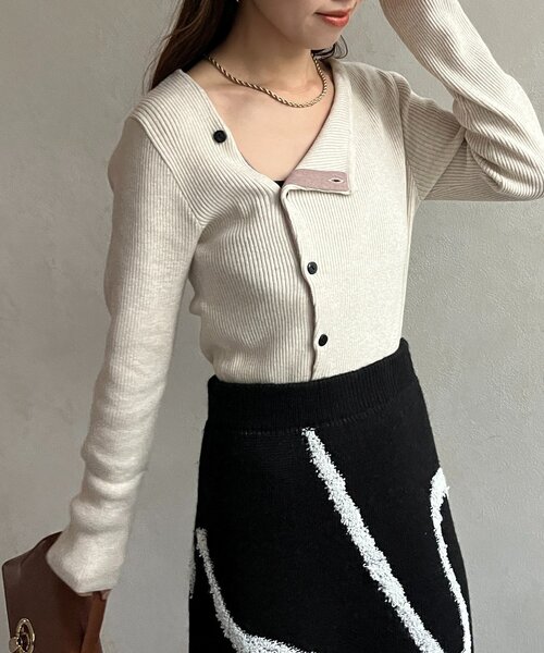 Thevon（ゼボン）の「アシメネックボタンリブニット（ニット/セーター・レディース・チャコールグレー/ブラック/アイボリー/ピンク/ブラウン・FREE）」の7枚目の写真