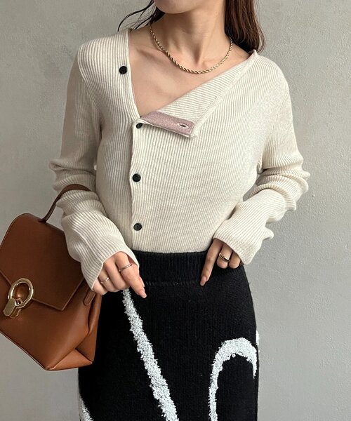 Thevon（ゼボン）の「アシメネックボタンリブニット（ニット/セーター・レディース・チャコールグレー/ブラック/アイボリー/ピンク/ブラウン・FREE）」の11枚目の写真