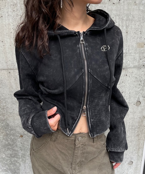 ROGER AND RAW(ロジャーアンドロウ)の「プレート付きピグメントショートジップパーカー(パーカー・レディース・ブラック/スミクロ・FREE)」の2枚目の写真