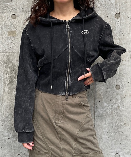 ROGER AND RAW(ロジャーアンドロウ)の「プレート付きピグメントショートジップパーカー(パーカー・レディース・ブラック/スミクロ・FREE)」の3枚目の写真